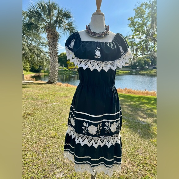 SOLD Vtg Black Embroidered Off-Shoulder Peasant Dress Mexican Midi Crochet 70s - Picture 4 of 6
